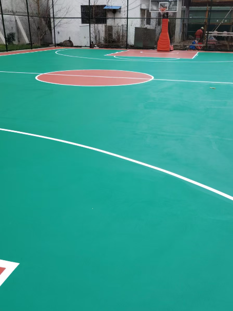 张湾 球场长期使用易出现地面开裂